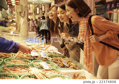 市場を観光する女性たち 市場を観光する女性たち 22374808