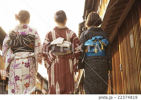 着物で観光する女性たち 着物で観光する女性たち 22374819