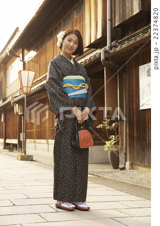 着物で観光する女性 22374820