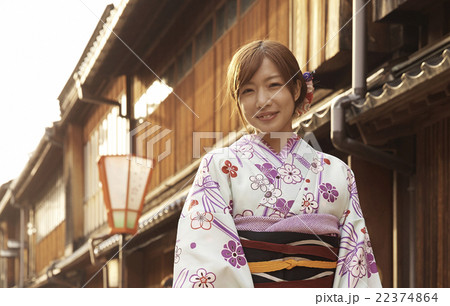 着物で観光する女性 22374864
