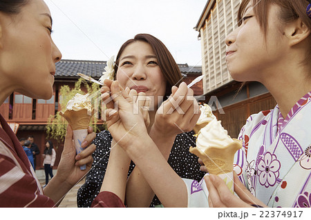 金箔アイスクリームを食べる女性たち 金箔アイスクリームを食べる女性たち 22374917