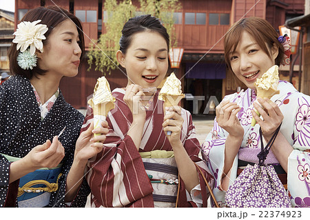 アイスクリームを食べる女性たち 22374923