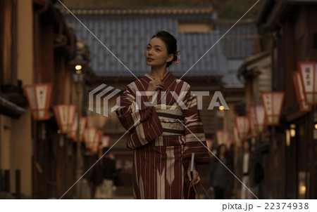 着物で観光する女性 22374938