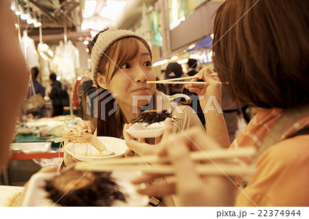 市場を観光する女性たち 22374944
