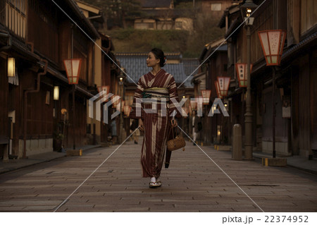 着物で観光する女性 22374952