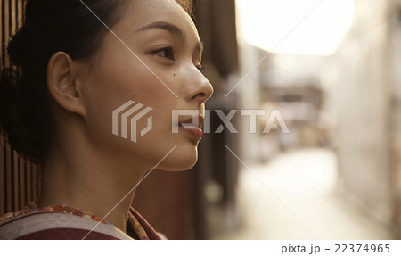 着物で観光する女性 22374965