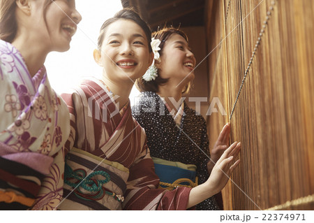 着物で観光する女性たち 着物で観光する女性たち 22374971