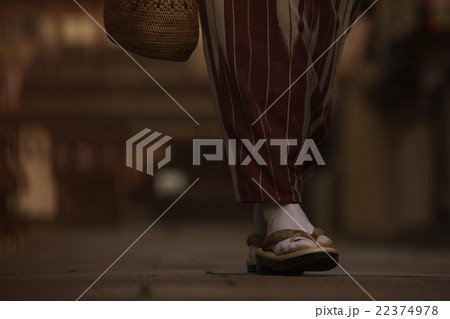 着物で観光する女性 22374978