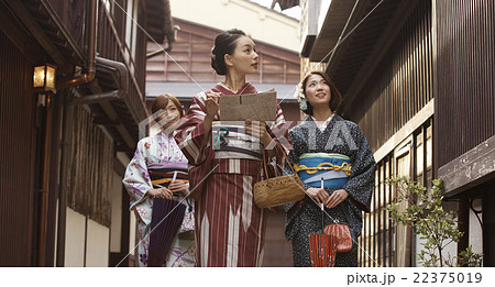着物で観光する女性たち 22375019