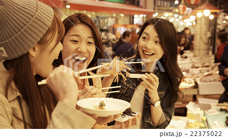 市場を観光する女性たち 22375022