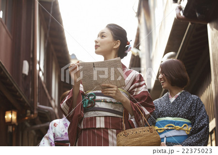 着物で観光する女性たち 22375023