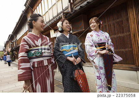 着物で観光する女性たち 着物で観光する女性たち 22375058