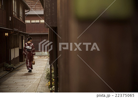 着物で観光する女性 22375065