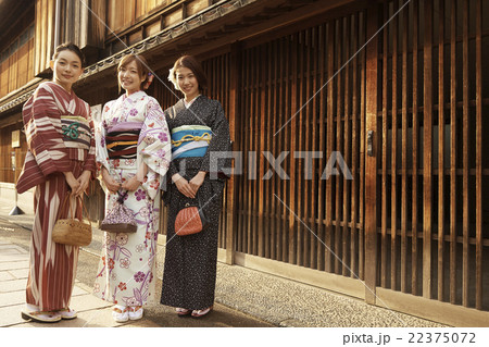 着物で観光する女性たち 22375072