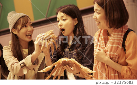 市場を観光する女性たち 市場を観光する女性たち 22375082