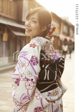 着物で観光する女性 22375111