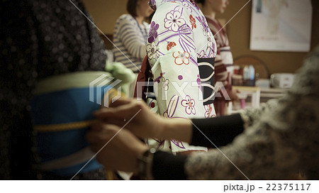 着付けをする女性 22375117