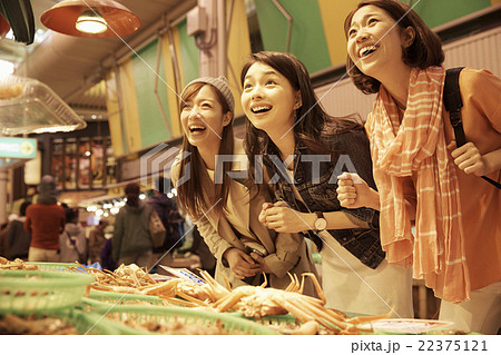 市場を観光する女性たち 22375121