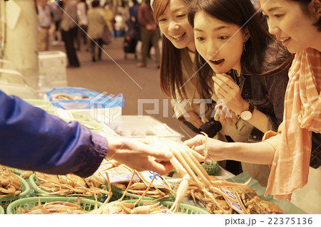 市場を観光する女性たち 市場を観光する女性たち 22375136