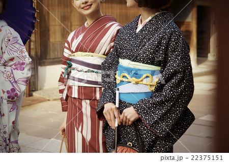 着物で観光する女性たち 22375151