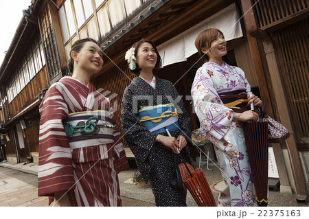 着物で観光する女性たち 着物で観光する女性たち 22375163