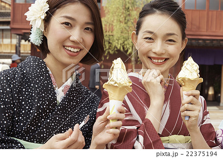 アイスクリームを食べる女性たち 22375194