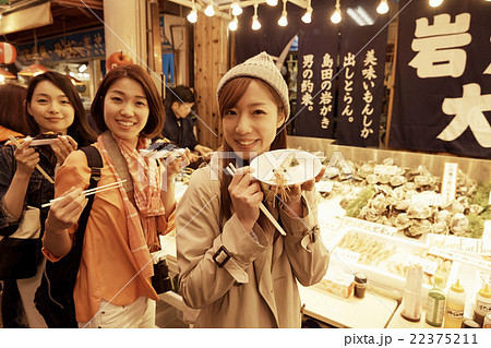 市場を観光する女性たち 市場を観光する女性たち 22375211