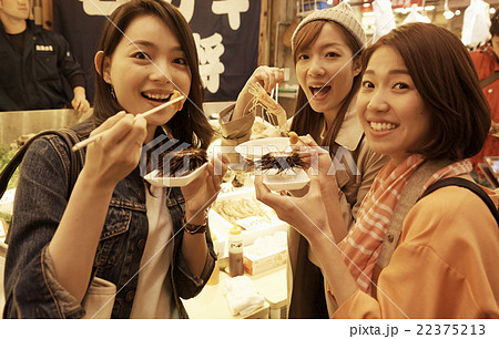 市場を観光する女性たち 市場を観光する女性たち 22375213