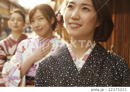 着物で観光する女性たち 22375221