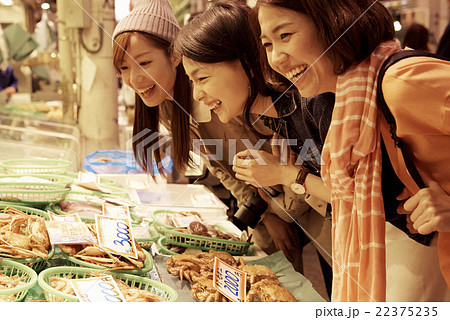 市場を観光する女性たち 市場を観光する女性たち 22375235