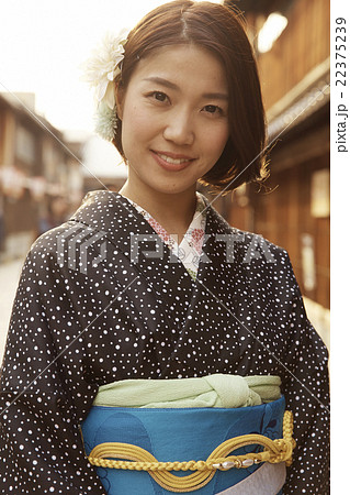 着物で観光する女性 22375239