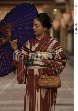 着物で観光する女性 着物で観光する女性 22375240