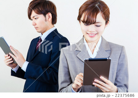 タブレットを使っているビジネス男女 タブレットを使っているビジネス男女 22375686
