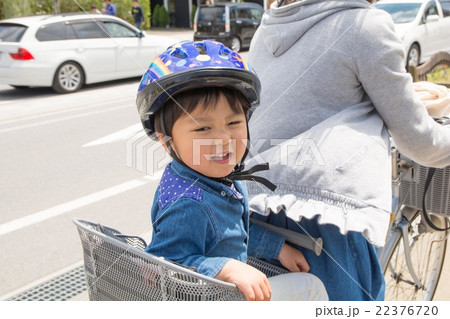 軽井沢で自転車に乗る親子 軽井沢で自転車に乗る親子 22376720
