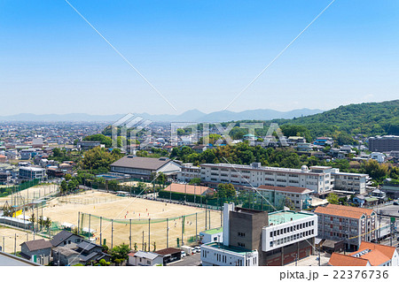 学校の校舎と校庭がある晴天の風景の写真素材 学校の校舎と校庭がある晴天の風景の写真素材