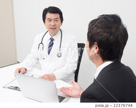 MRと話す医師 22376748