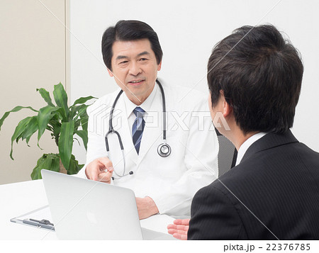 MRと話す医師 22376785