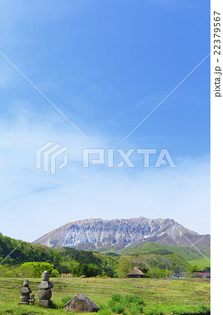 鳥取県　新緑・春の大山と青空 22379567