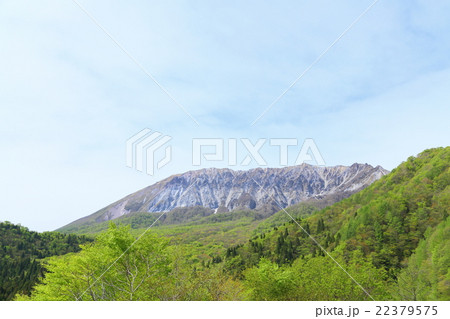 鳥取県 新緑・春の大山と青空 鳥取県 新緑・春の大山と青空 22379575