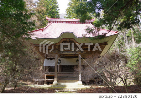 信州　安曇野の古刹　泉福寺の薬師堂　木曽義仲の創建　立川流の彫刻　全景　横 22380120