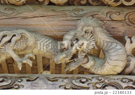 信州　安曇野の古刹　泉福寺の薬師堂　木曽義仲の創建　立川流の彫刻　向拝　龍の彫刻 22380133