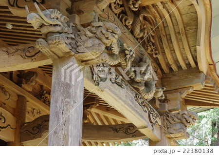 信州　安曇野の古刹　泉福寺の薬師堂　木曽義仲の創建　立川流の彫刻　木鼻と向拝の彫刻群 22380138