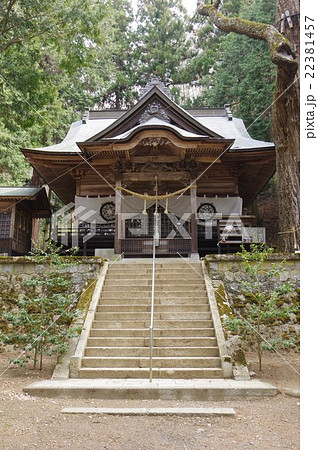 信州　上伊那　箕輪町の長岡神社　拝殿全景　縦　１８０１年建造の本殿は諏訪立川流初代　立川富棟の作品 22381457