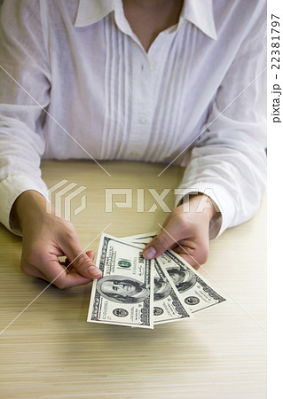 ドル紙幣を数える女性 ドル紙幣を数える女性 22381797