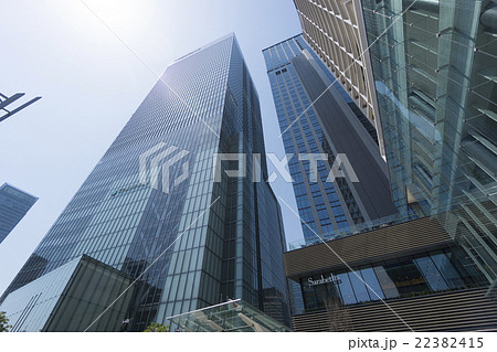 東京都市風景　東京駅前　八重洲口のオフィス街　超高層ビルを見上げる　駅ビル 22382415