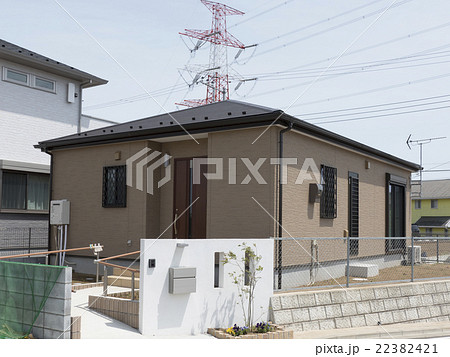 住宅 平屋住宅 木造1階建て イメージ 高齢化社会 玄関アプローチに手摺設置 住宅 平屋住宅 木造1階建て イメージ 高齢化社会 玄関アプローチに手摺設置 22382421