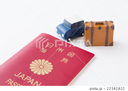 パスポートと旅行鞄と車 白バック パスポートと旅行鞄と車 白バック 22382822