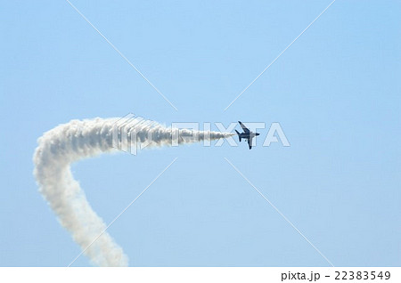 ブルーインパルス 6番機 右バレルロールの写真素材