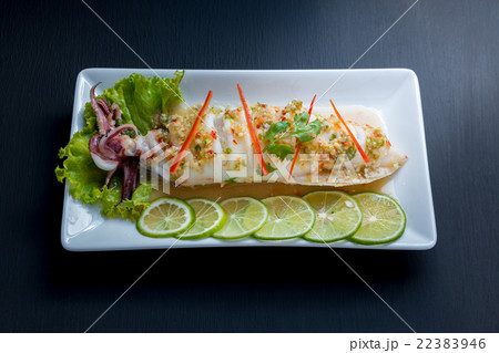 Steam squid with spicy chilli and lemon sauce 22383946