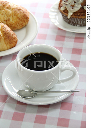 赤いチェックのテーブルクロスとコーヒーカップ、パン、シナモンロール 赤いチェックのテーブルクロスとコーヒーカップ、パン、シナモンロール 22385196